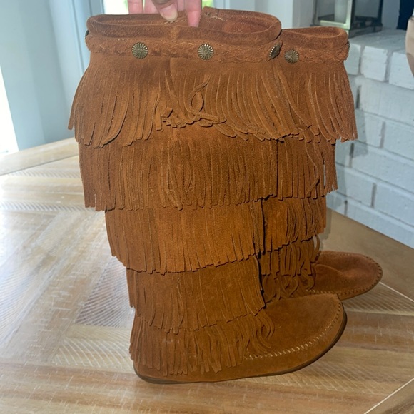 Minnetonka 5 layer fringe boot - Picture 3 of 8